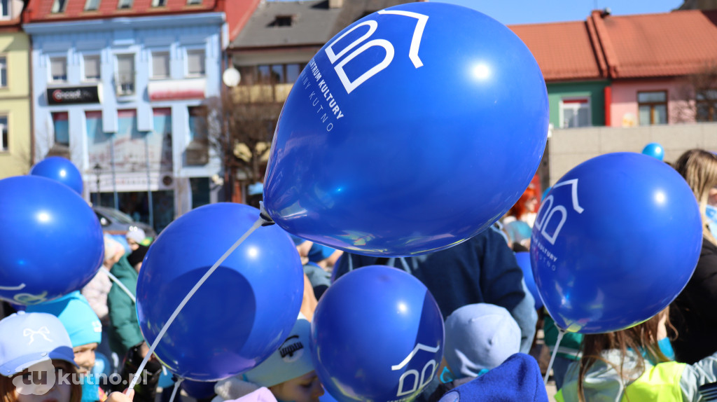 Tłumy na ulicach Kutna. Marsz na Niebiesko z ważnym przesłaniem