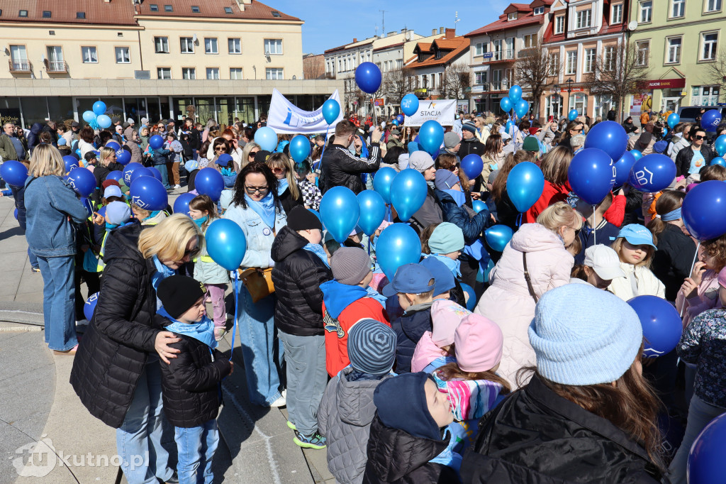 Tłumy na ulicach Kutna. Marsz na Niebiesko z ważnym przesłaniem