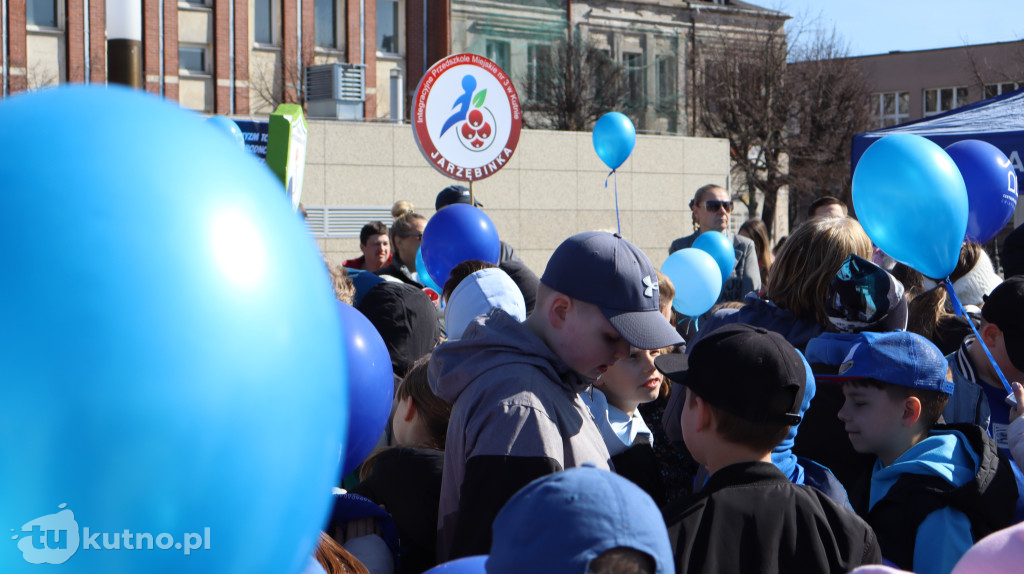 Tłumy na ulicach Kutna. Marsz na Niebiesko z ważnym przesłaniem