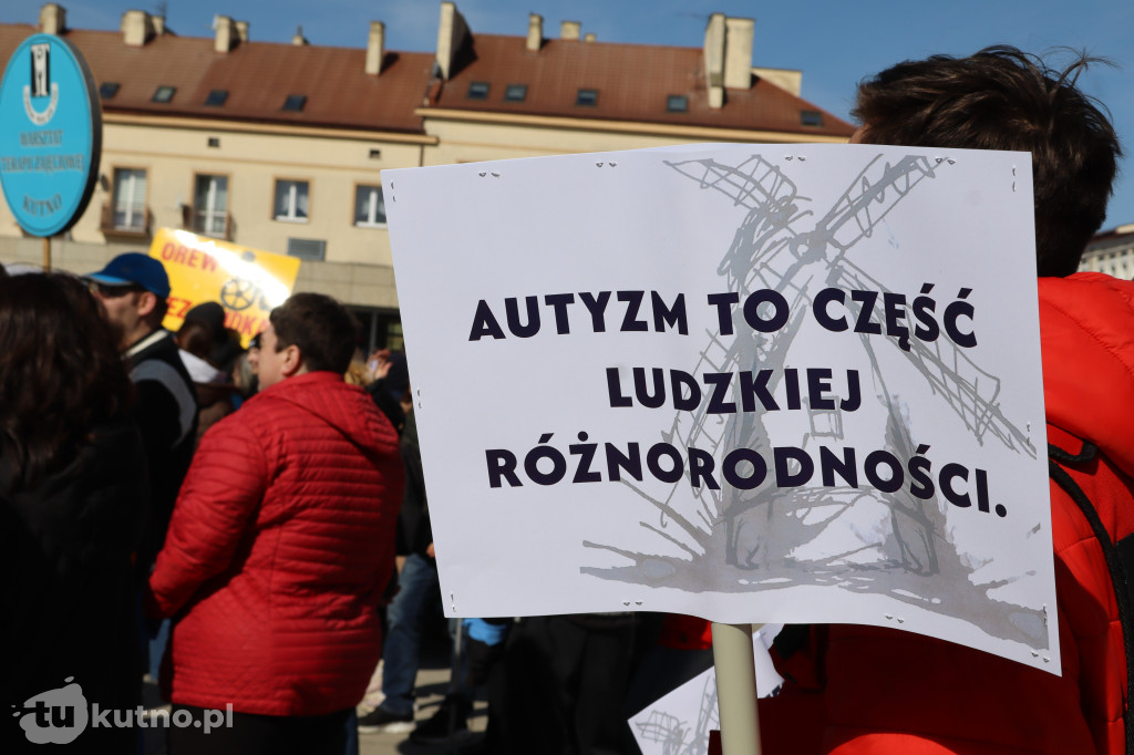 Tłumy na ulicach Kutna. Marsz na Niebiesko z ważnym przesłaniem