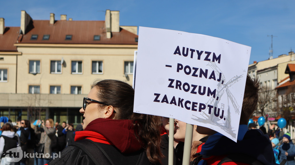 Tłumy na ulicach Kutna. Marsz na Niebiesko z ważnym przesłaniem