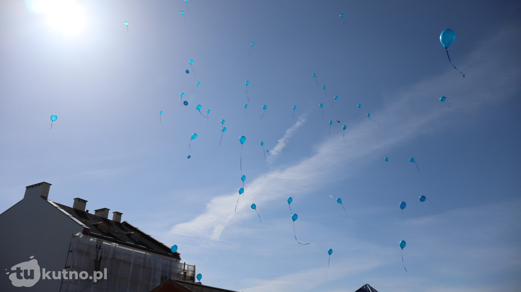 Tłumy na ulicach Kutna. Marsz na Niebiesko z ważnym przesłaniem