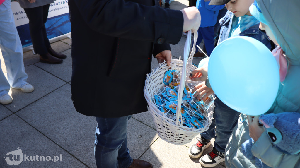 Tłumy na ulicach Kutna. Marsz na Niebiesko z ważnym przesłaniem