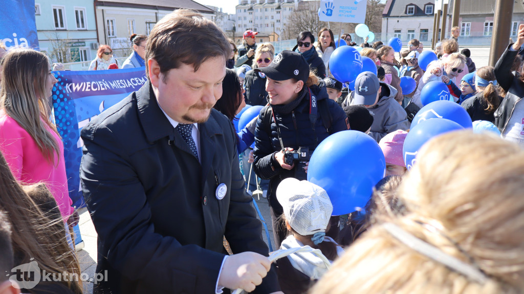 Tłumy na ulicach Kutna. Marsz na Niebiesko z ważnym przesłaniem