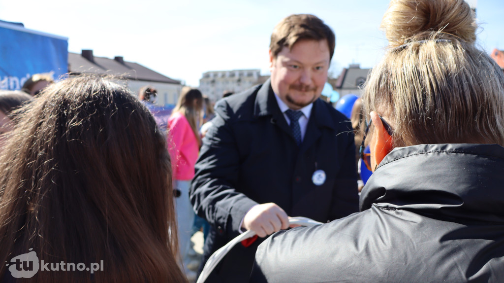 Tłumy na ulicach Kutna. Marsz na Niebiesko z ważnym przesłaniem