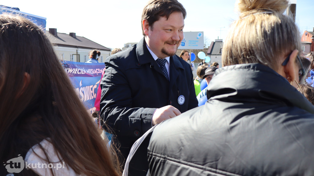 Tłumy na ulicach Kutna. Marsz na Niebiesko z ważnym przesłaniem
