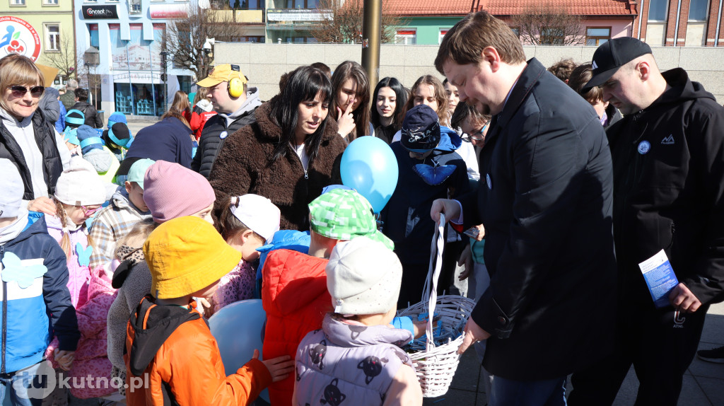 Tłumy na ulicach Kutna. Marsz na Niebiesko z ważnym przesłaniem
