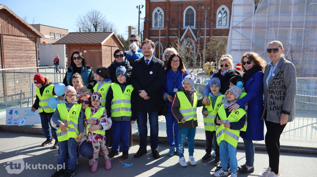 Tłumy na ulicach Kutna. Marsz na Niebiesko z ważnym przesłaniem