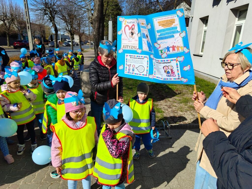 Niebieski przemarsz w Krośniewicach. Światowy Dzień Świadomości Autyzmu