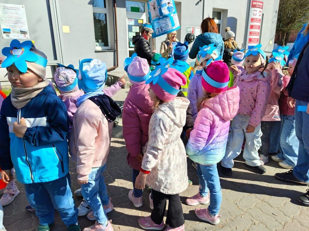 Niebieski przemarsz w Krośniewicach. Światowy Dzień Świadomości Autyzmu