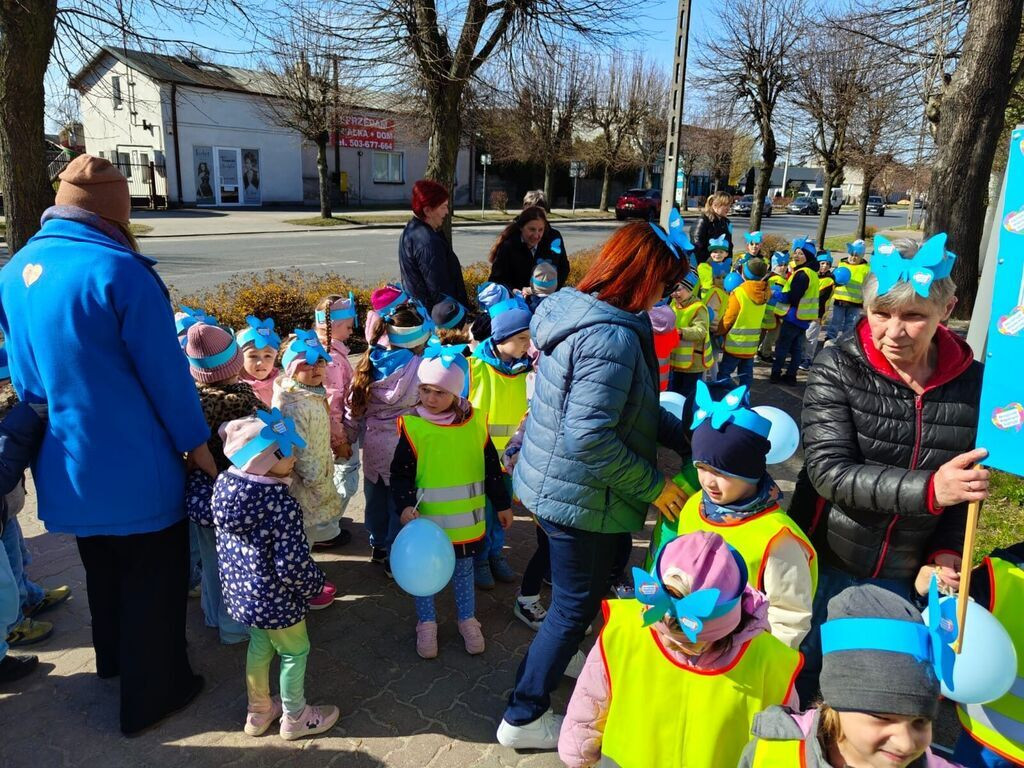 Niebieski przemarsz w Krośniewicach. Światowy Dzień Świadomości Autyzmu