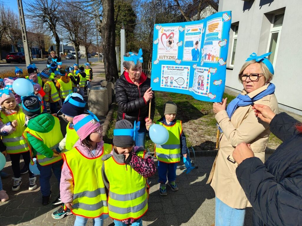 Niebieski przemarsz w Krośniewicach. Światowy Dzień Świadomości Autyzmu