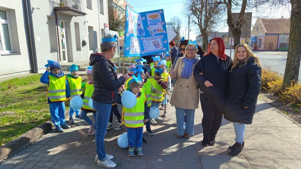 Niebieski przemarsz w Krośniewicach. Światowy Dzień Świadomości Autyzmu