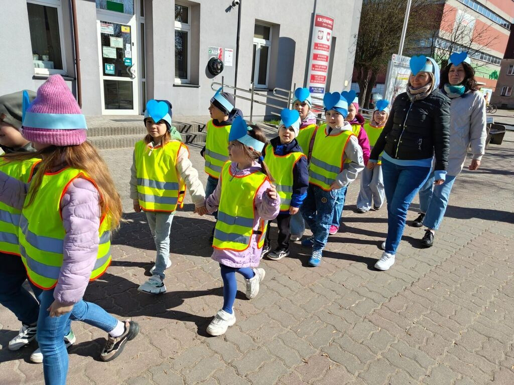 Niebieski przemarsz w Krośniewicach. Światowy Dzień Świadomości Autyzmu