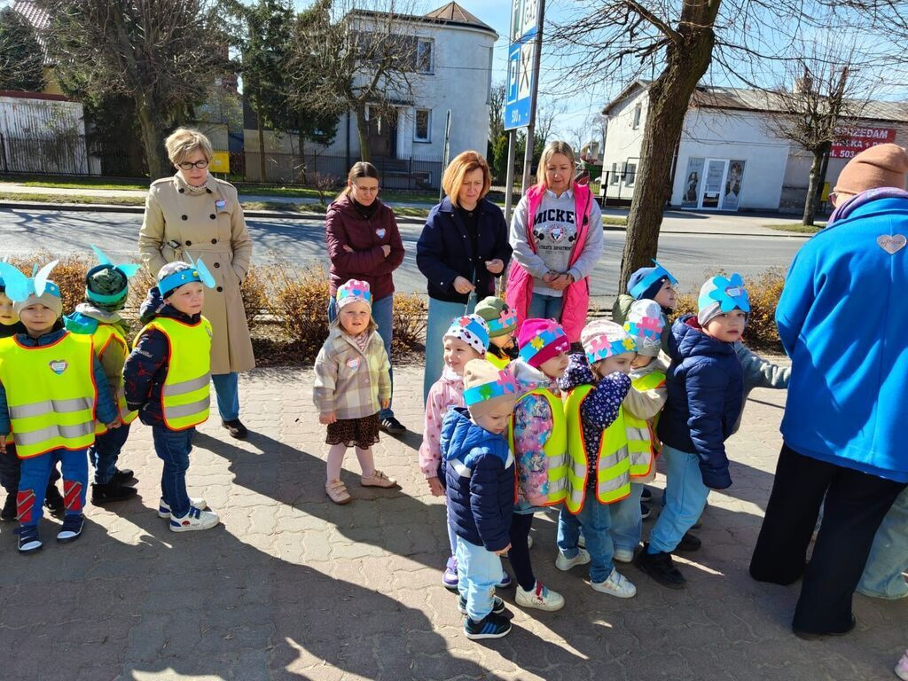 Niebieski przemarsz w Krośniewicach. Światowy Dzień Świadomości Autyzmu