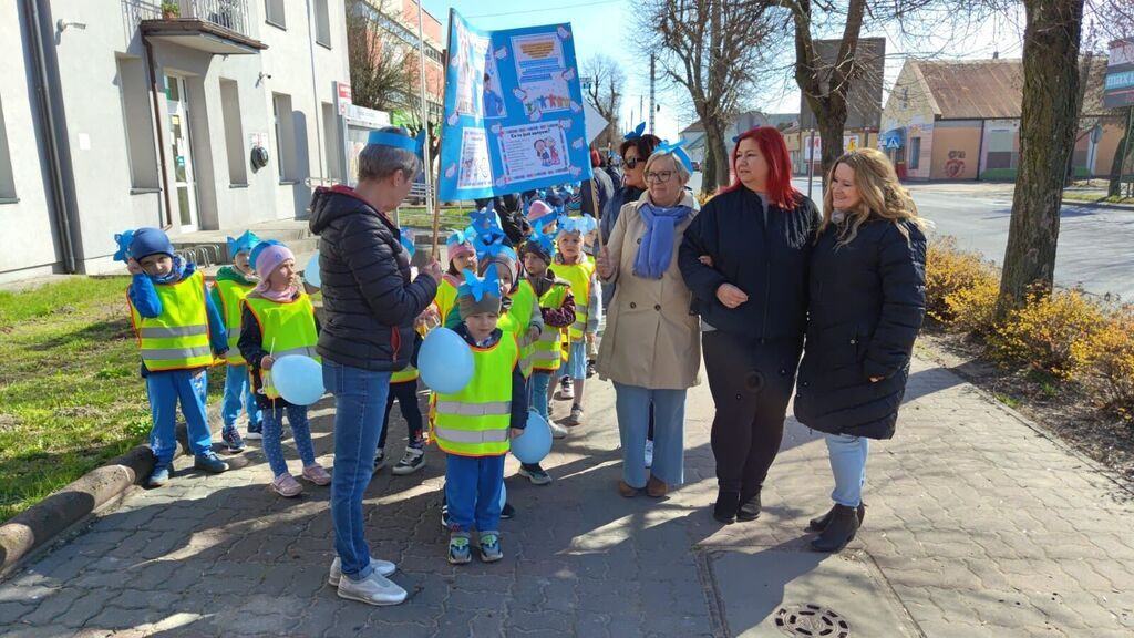 Niebieski przemarsz w Krośniewicach. Światowy Dzień Świadomości Autyzmu