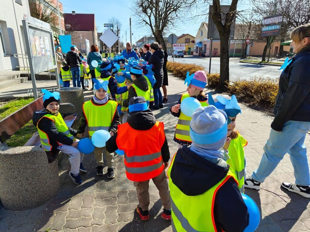 Niebieski przemarsz w Krośniewicach. Światowy Dzień Świadomości Autyzmu