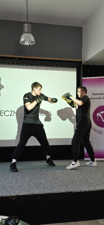 Dwuwymiarowe Bezpieczeństwo Kobiet: spotkanie pełne wiedzy i doświadczeń