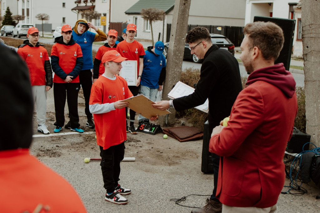 Grabów znów zagrał w palanta: tradycja, sport i wspólna zabawa