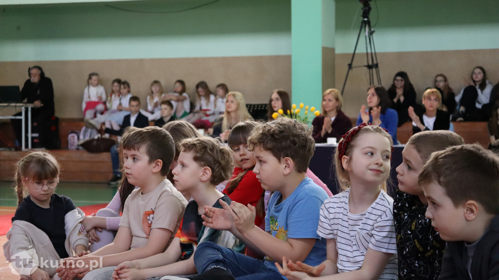 Młodzi artyści na scenie w Gołębiewku