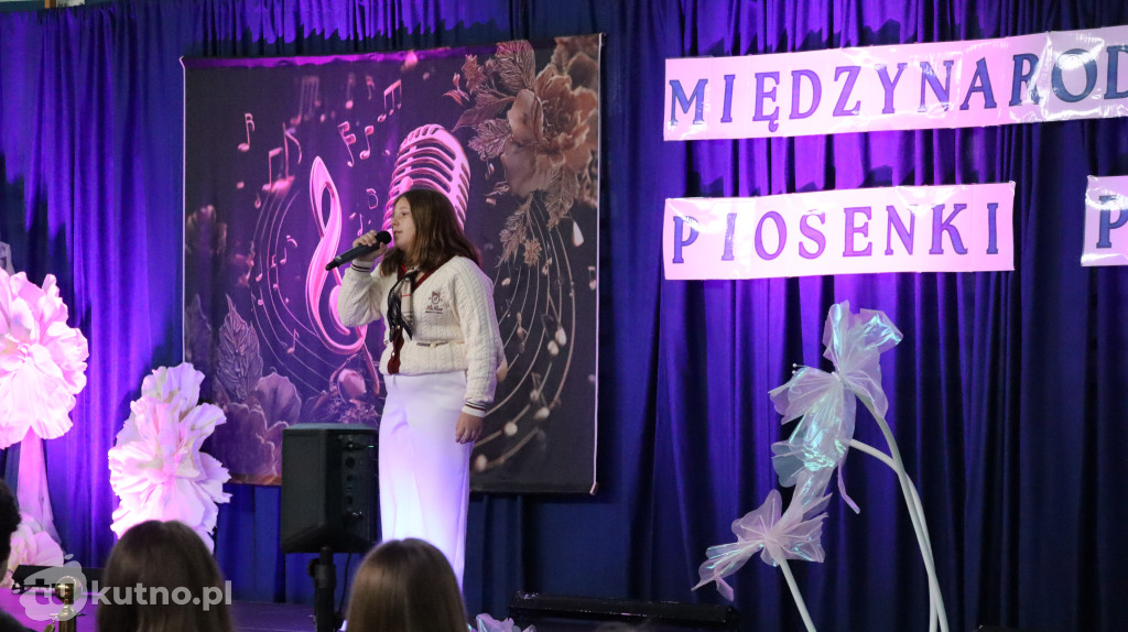 Młodzi artyści na scenie w Gołębiewku