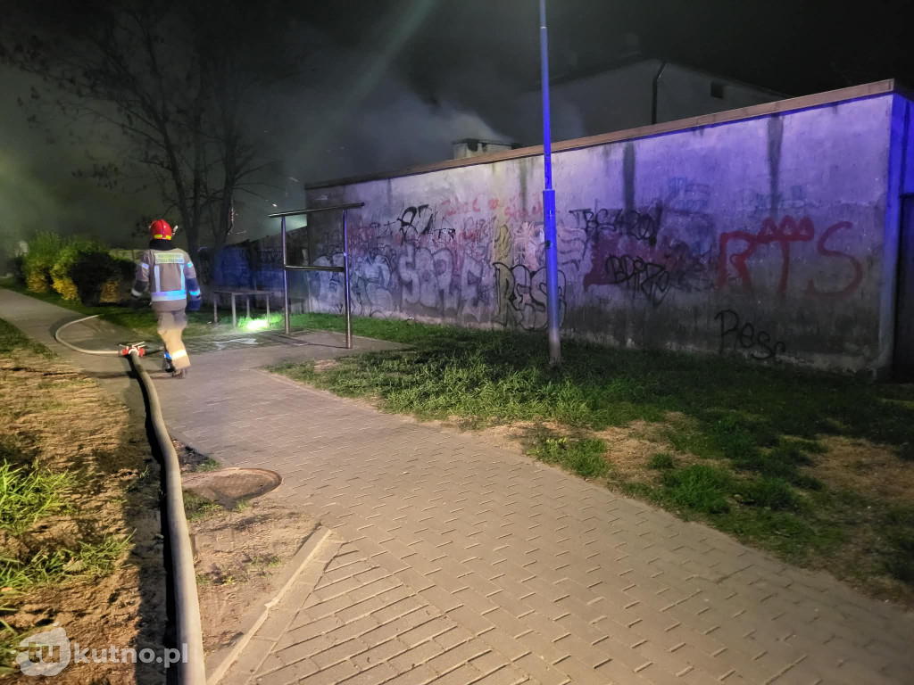 Pożar w Kutnie. Spłonął budynek gospodarczy