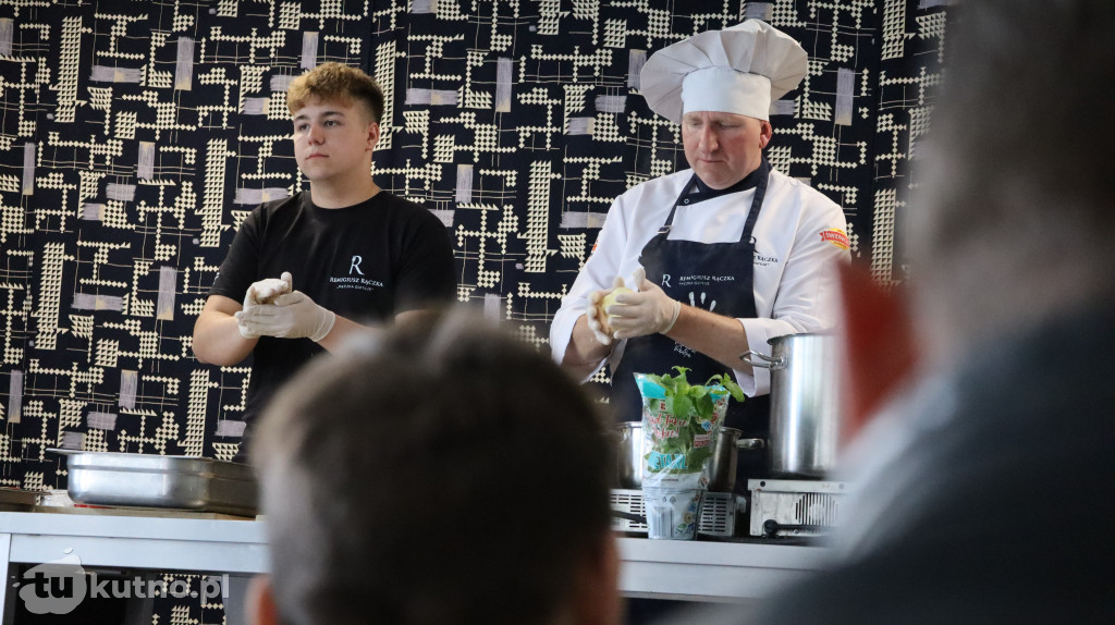 Remigiusz Rączka gotował z młodzieżą w Kutnie