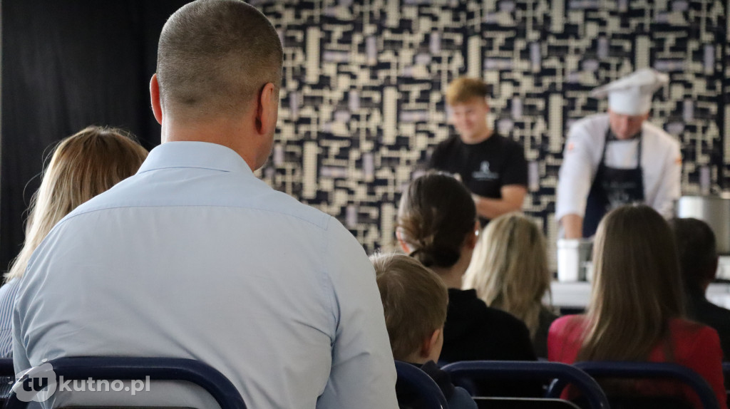 Remigiusz Rączka gotował z młodzieżą w Kutnie