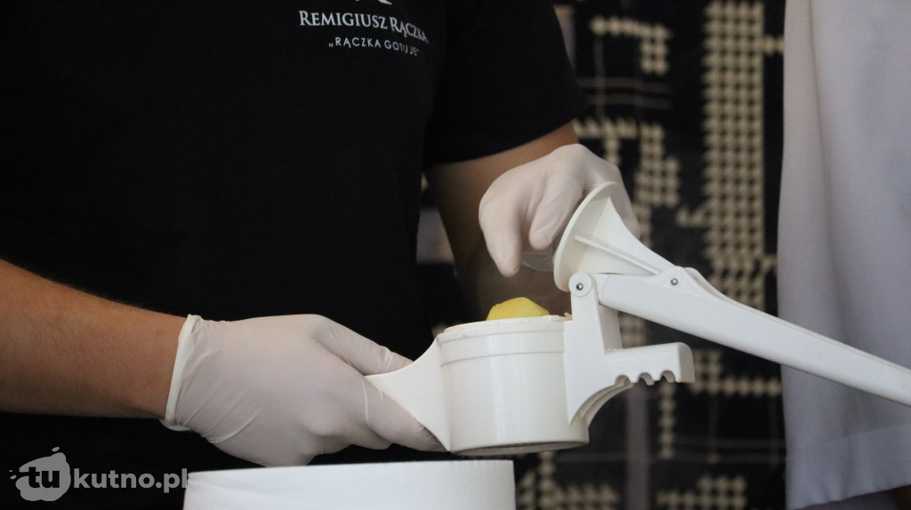 Remigiusz Rączka gotował z młodzieżą w Kutnie