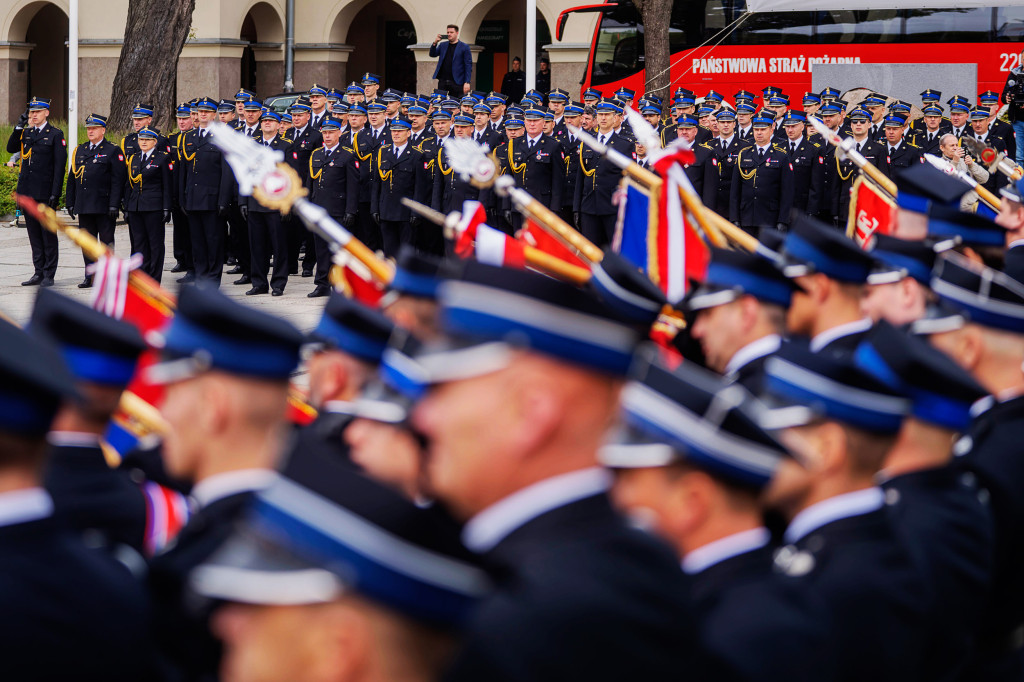 Dzień Strażaka w Łódzkiem: awanse, odznaczenia i piknik służb mundurowych