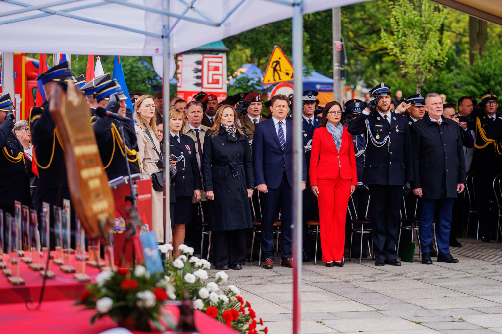 Dzień Strażaka w Łódzkiem: awanse, odznaczenia i piknik służb mundurowych