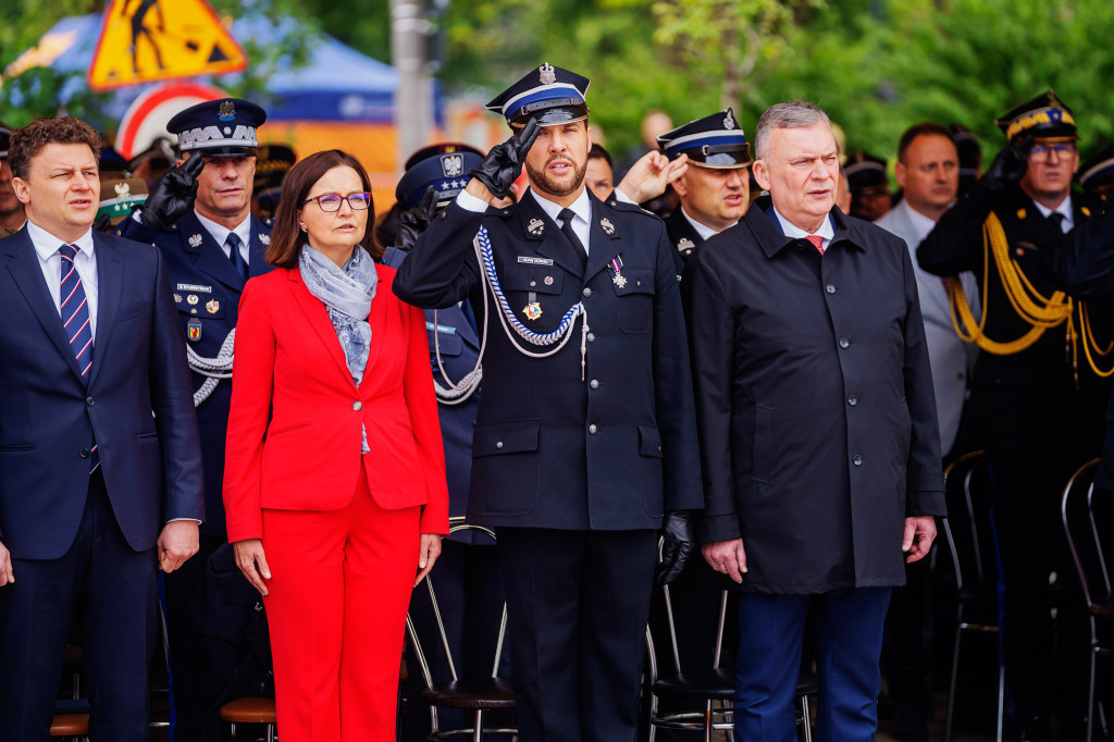 Dzień Strażaka w Łódzkiem: awanse, odznaczenia i piknik służb mundurowych