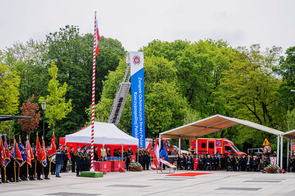 Dzień Strażaka w Łódzkiem: awanse, odznaczenia i piknik służb mundurowych
