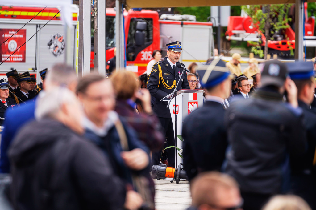 Dzień Strażaka w Łódzkiem: awanse, odznaczenia i piknik służb mundurowych