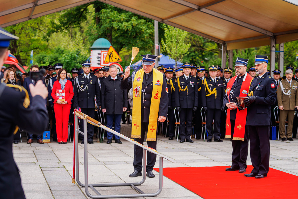 Dzień Strażaka w Łódzkiem: awanse, odznaczenia i piknik służb mundurowych