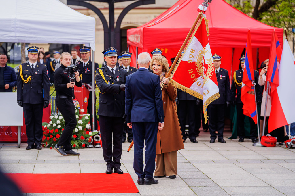 Dzień Strażaka w Łódzkiem: awanse, odznaczenia i piknik służb mundurowych