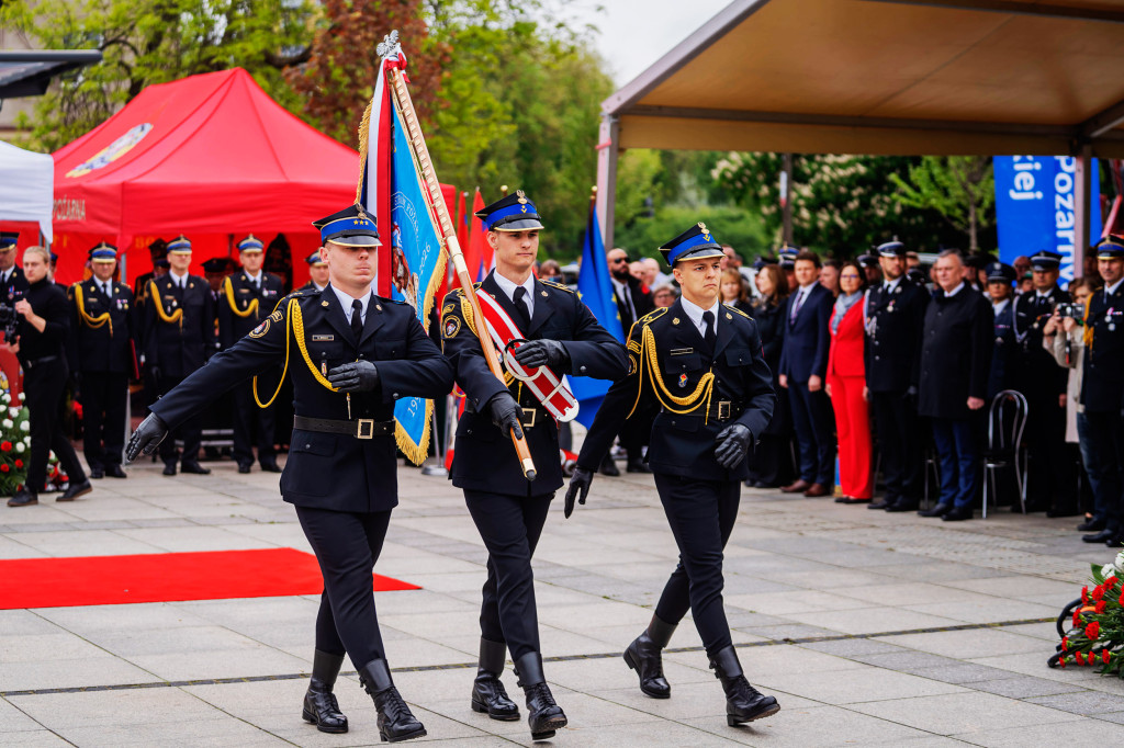 Dzień Strażaka w Łódzkiem: awanse, odznaczenia i piknik służb mundurowych