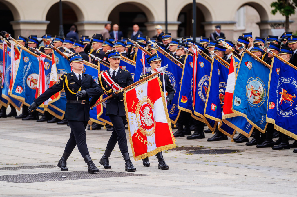 Dzień Strażaka w Łódzkiem: awanse, odznaczenia i piknik służb mundurowych