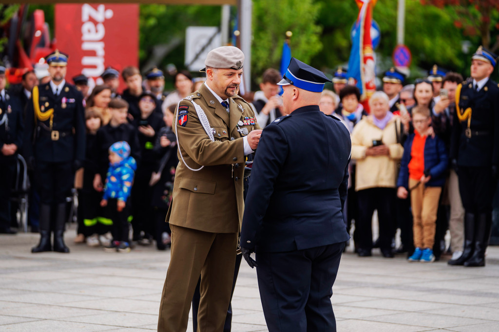Dzień Strażaka w Łódzkiem: awanse, odznaczenia i piknik służb mundurowych