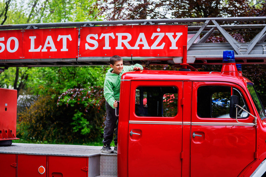 Dzień Strażaka w Łódzkiem: awanse, odznaczenia i piknik służb mundurowych