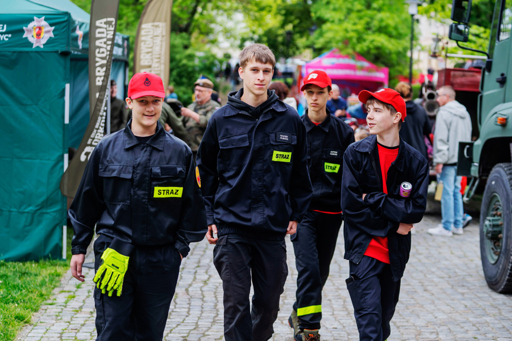 Dzień Strażaka w Łódzkiem: awanse, odznaczenia i piknik służb mundurowych
