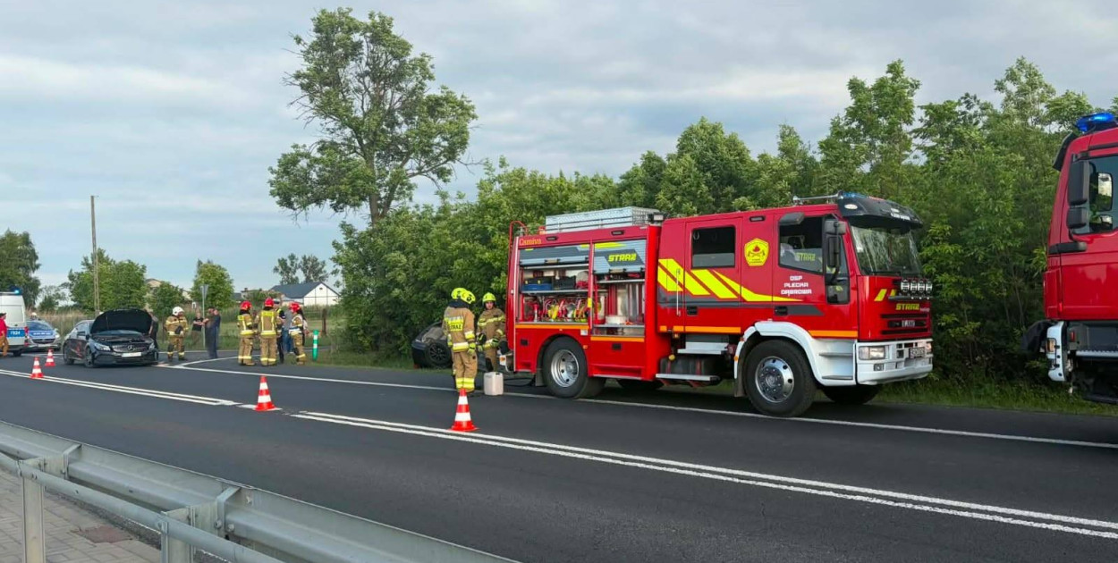 Poważny wypadek pod Kutnem. Jeden z pojazdów w rowie