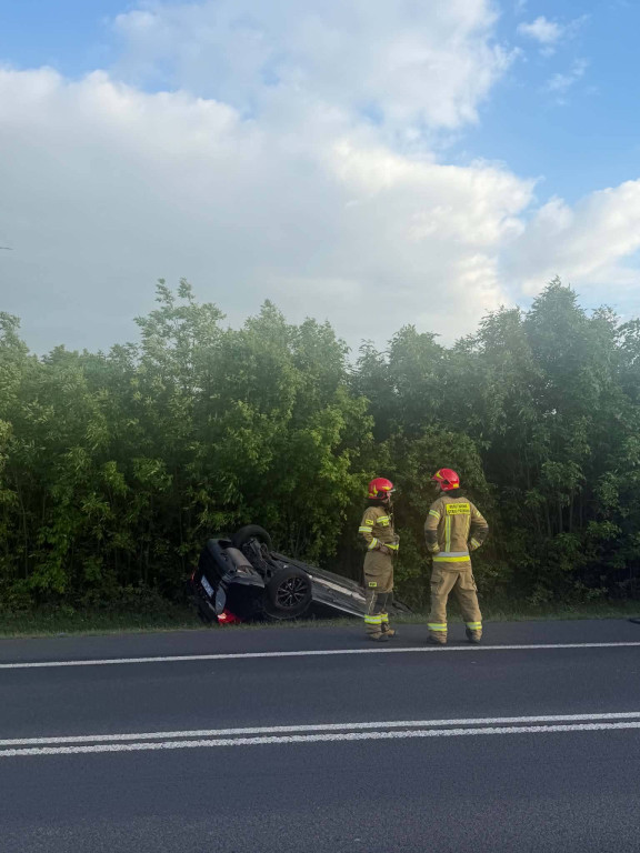 Poważny wypadek pod Kutnem. Jeden z pojazdów w rowie