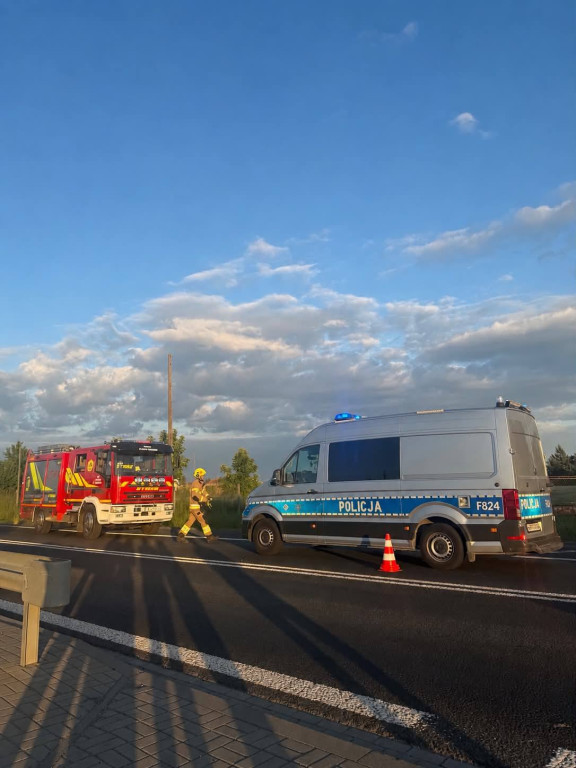 Poważny wypadek pod Kutnem. Jeden z pojazdów w rowie