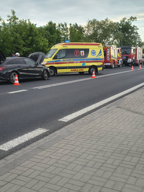 Poważny wypadek pod Kutnem. Jeden z pojazdów w rowie