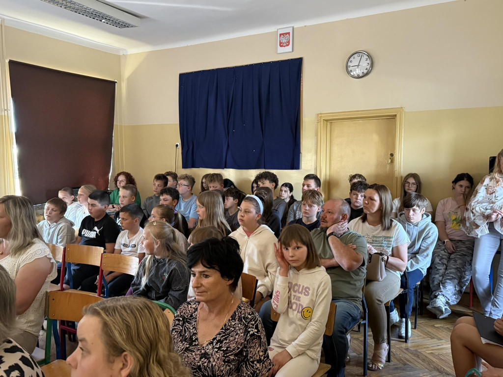 Otwarcie nowego placu zabaw w szkole w Sługach