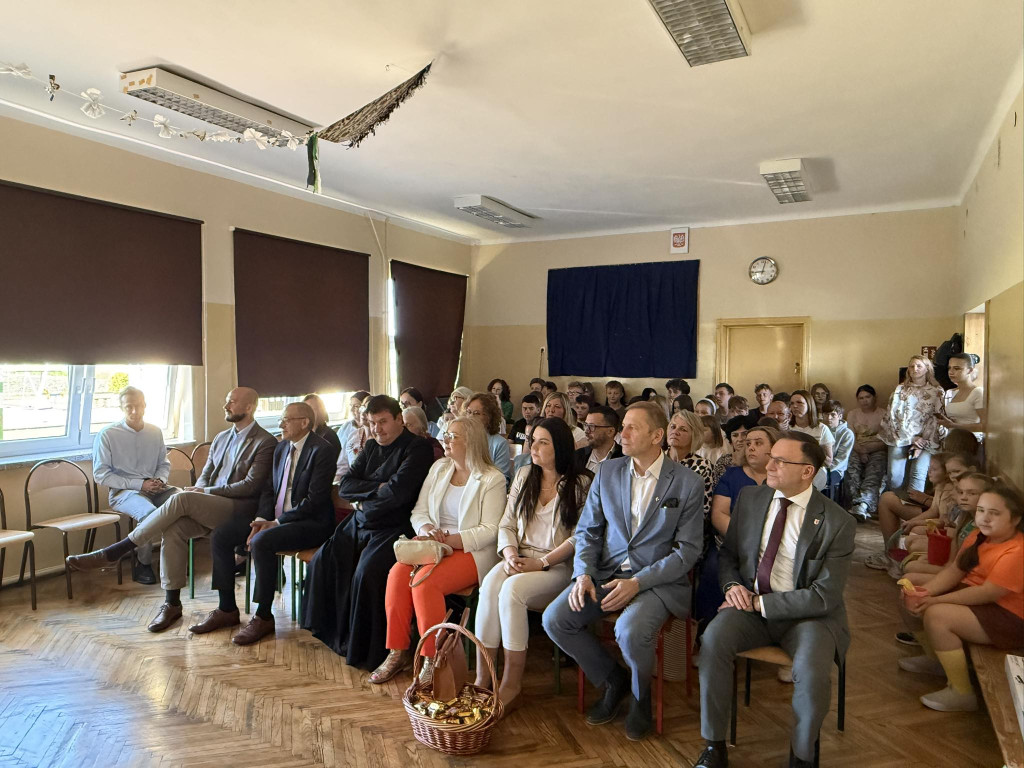 Otwarcie nowego placu zabaw w szkole w Sługach