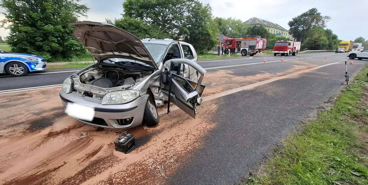 Poważne zderzenie pod Łęczycą. Rozbite auta i duże siły ratunkowe
