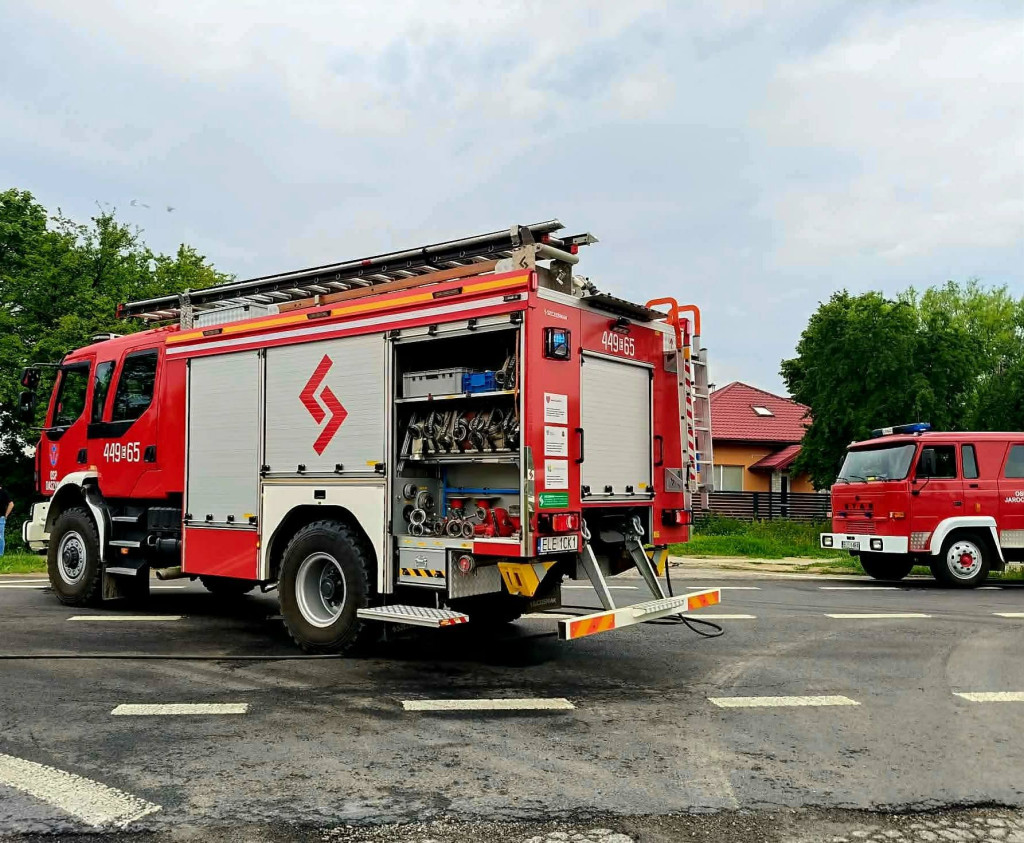 Poważne zderzenie pod Łęczycą. Rozbite auta i duże siły ratunkowe