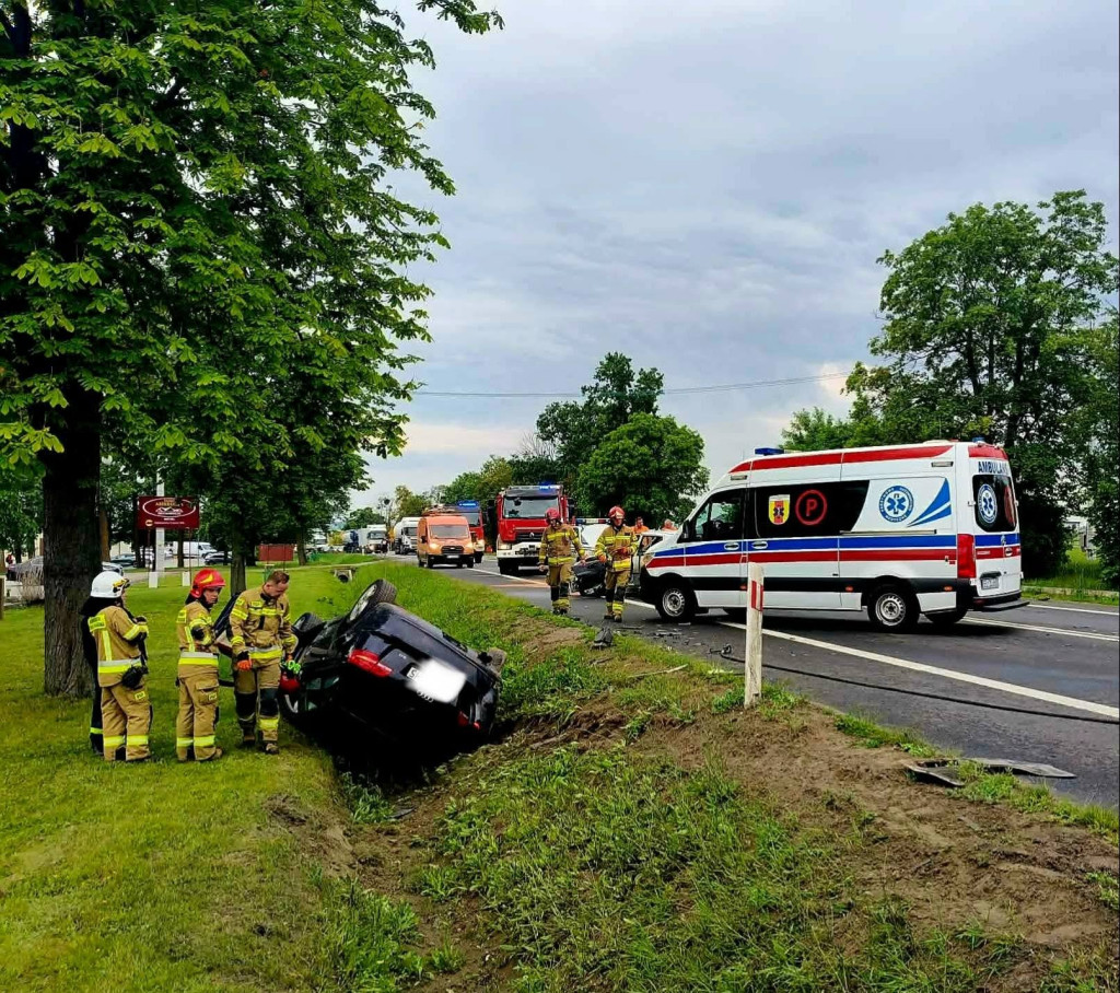 Poważne zderzenie pod Łęczycą. Rozbite auta i duże siły ratunkowe